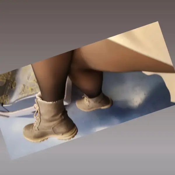 Bottes douillettes et nylons confortables.