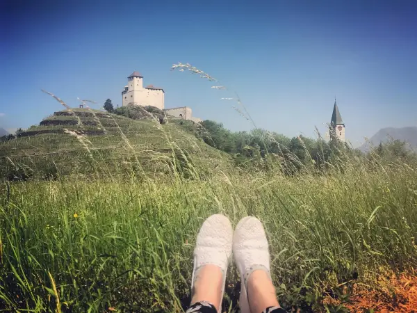 Füße im Gras, Blick aufs Schloss. 🌾🏰