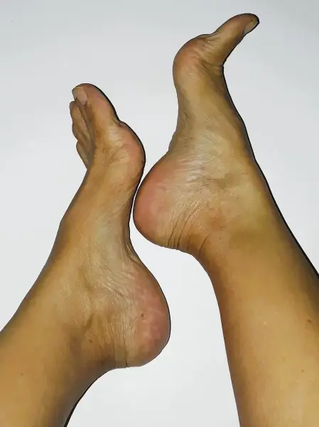17.75-centimeter sexy feet with natural nails and AMAZING arches