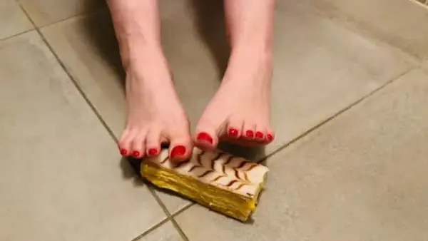 Un petit mille-feuille pour mes orteils rouges ?
