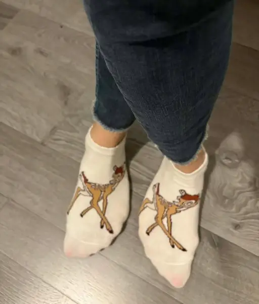 Bambi sur mes pieds, mignon non ? 🦌
