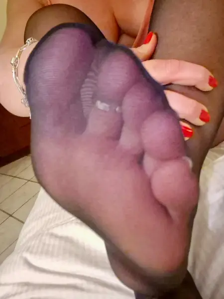Ongles rouges, collants noirs, un combo parfait?