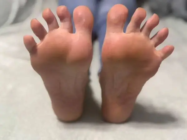 vi faccio la linguaccia (con i piedi)
