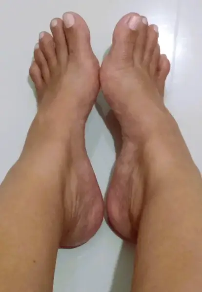 Heel-to-heel, ball-to-ball, au naturel size-5 feet avec très sexy high arches