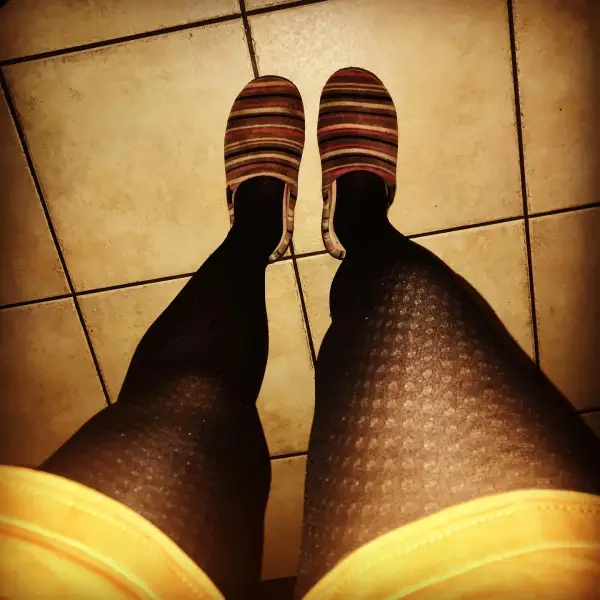 Nylons brillants, chaussons douillets.