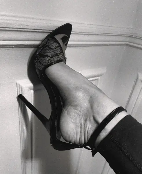 Dentelle noire et talon fin.