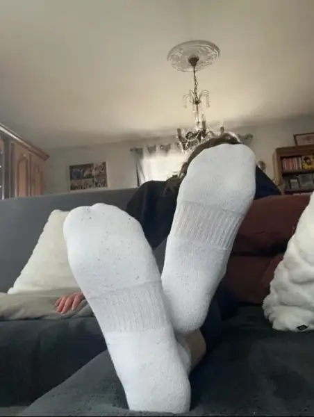 Détente en chaussettes blanches aujourd'hui.