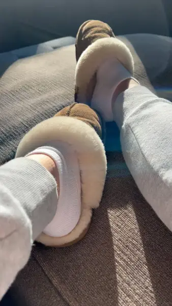 Pieds douillets au soleil. Vibe cozy ☀️