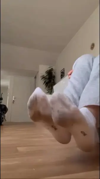 Chaussettes blanches, parfaites pour se détendre? 🤍