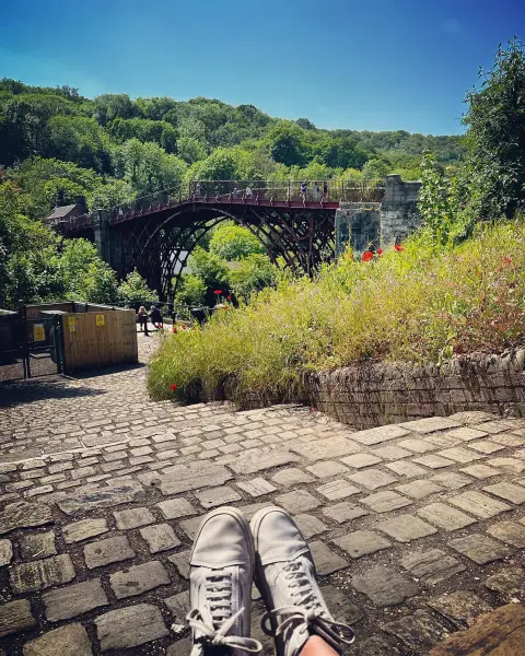 Pause auf altem Pflaster. 👟🌳