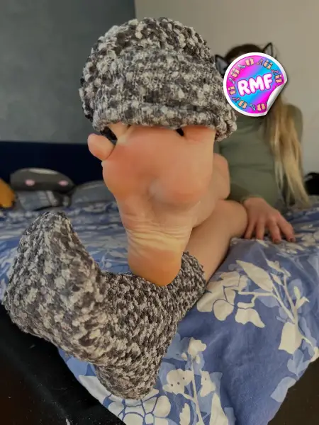 Chaussettes moumoute et plante rosée.