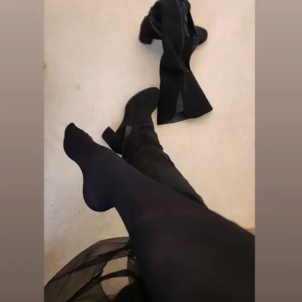 Confortable en nylons noirs 😍