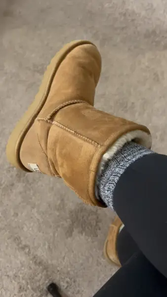 Chaussettes grises, bottes douillettes. Ambiance cocooning. ☁️