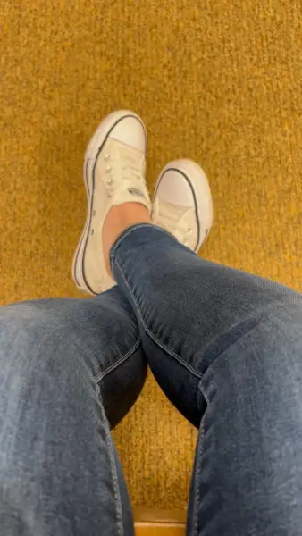 Jeans, baskets blanches, tapis jaune.