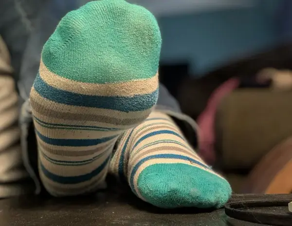 Flemme du jour... en chaussettes rayées. ✨