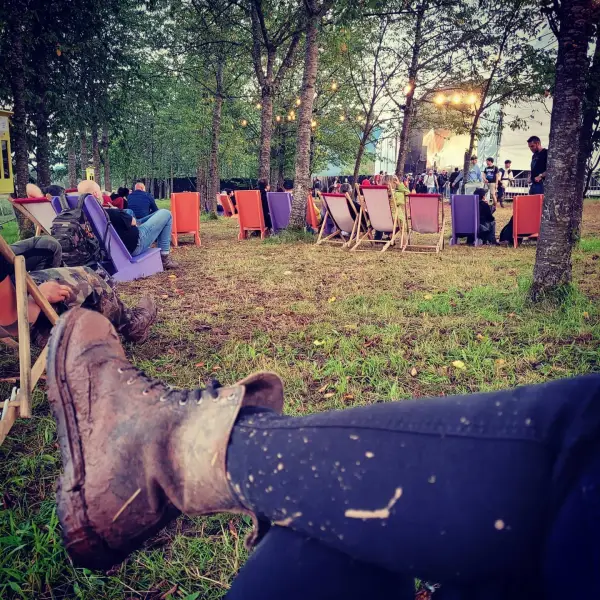 Ambiance festival, pieds au sol.