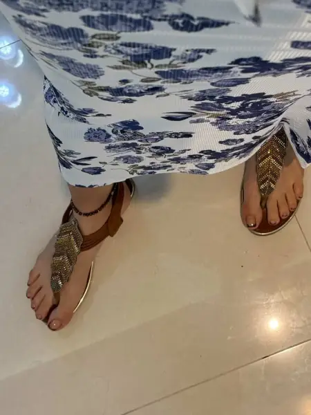 Motifs fleuris et sandales dorées ✨