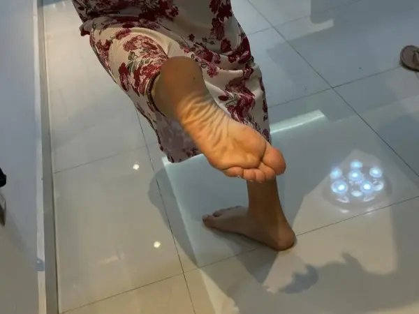 Fleurs et pieds nus pour la soirée 🌸