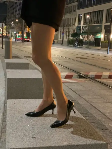 Nuit urbaine et talons noirs ✨