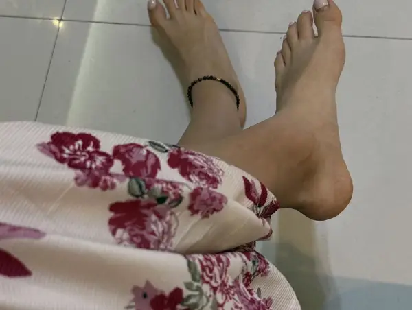 Pieds nus et robe fleurie 🌸