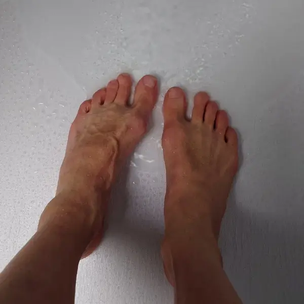 Water droplets on my feet 👣