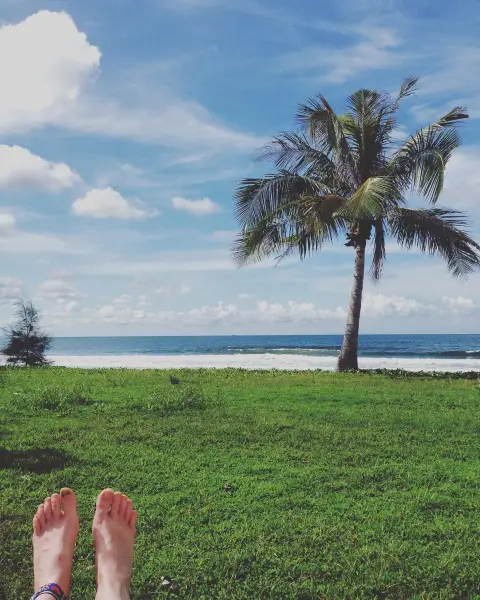 Barfuß im Gras, Blick aufs Meer. 🌴