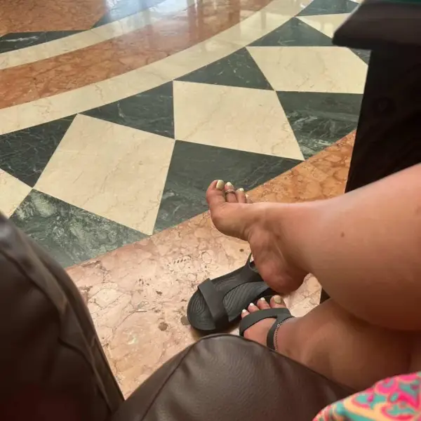 Pieds reposés, couleur pistache.