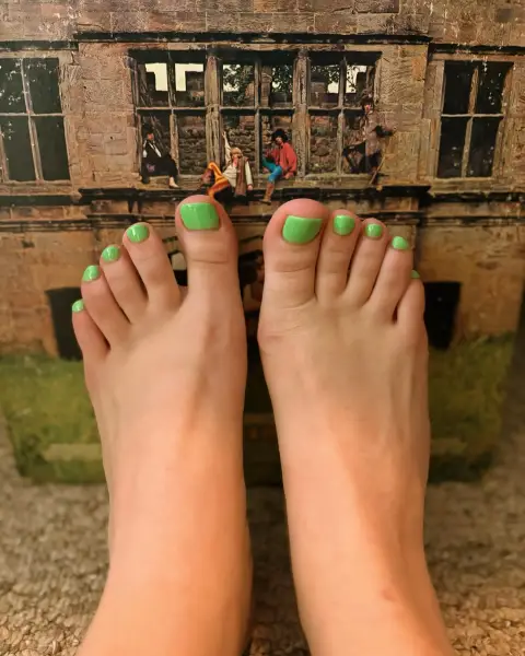 Lime green pop against the old stone? 💚