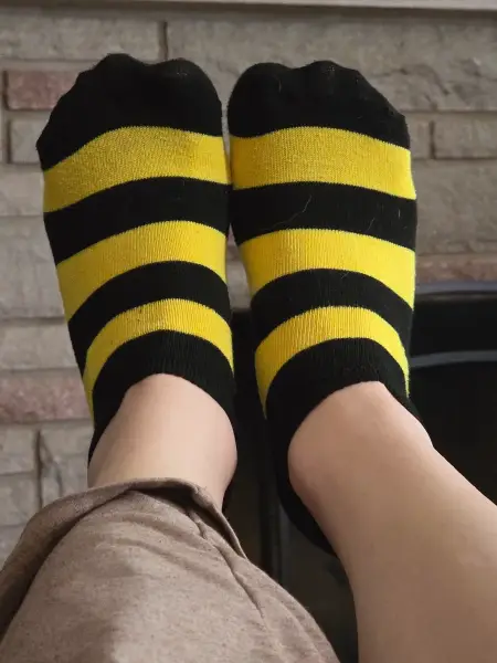 Buzz Buzz! Little bee toes!