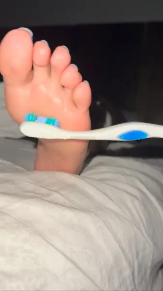 Brosse à dents, pieds et bleu. Vous aimez? 💙