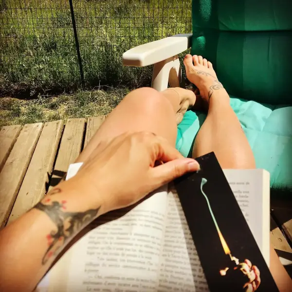 Pieds nus et détente ensoleillée.