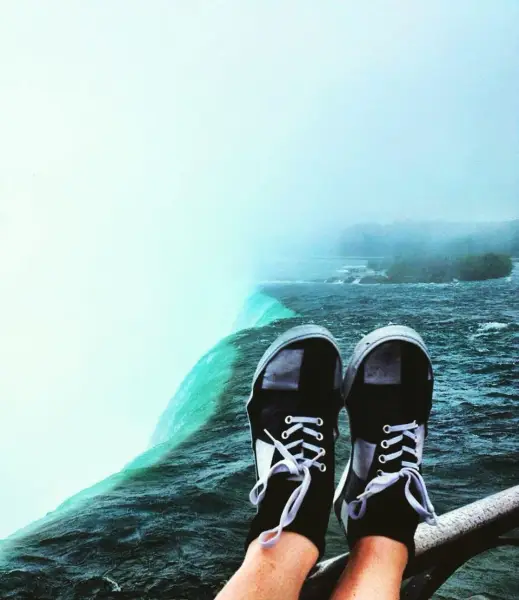 Füße hoch, Wasserfall Blick. 🌊