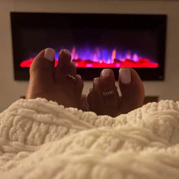 Doux moment près des flammes 🥰