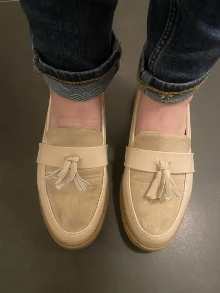 Pompons, jean brut et pieds nus.