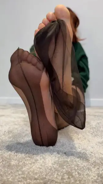 Nylons et pieds à l'air? Vous aimez? 😋