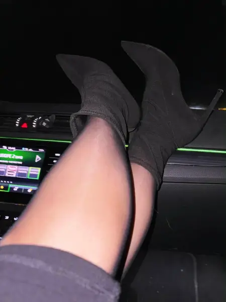 Bottes noires et lumière verte. 🖤✨