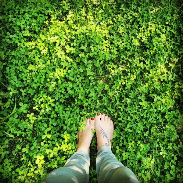 Pieds nus, douce verdure.