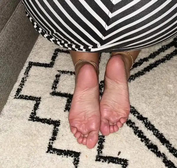 Moment douceur sur le tapis à motifs. 👣