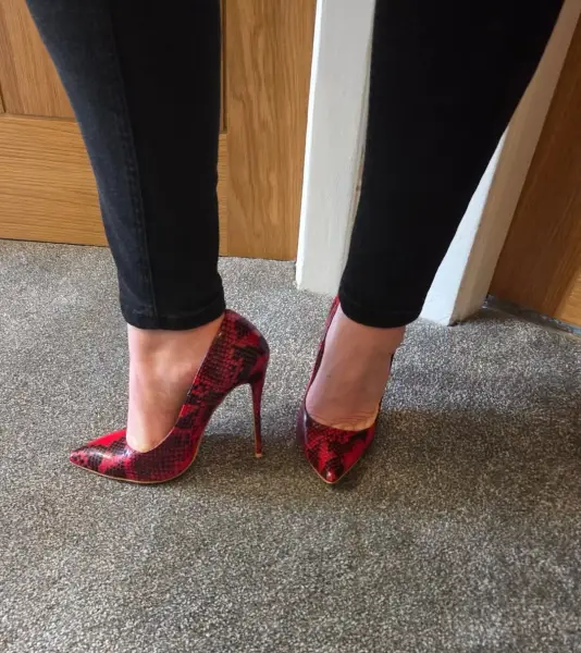 I feel red in these heels. 👠