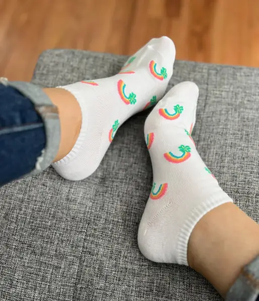 Pieds heureux et arc-en-ciel.