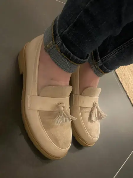 Beige, daim et petits pompons. ✨